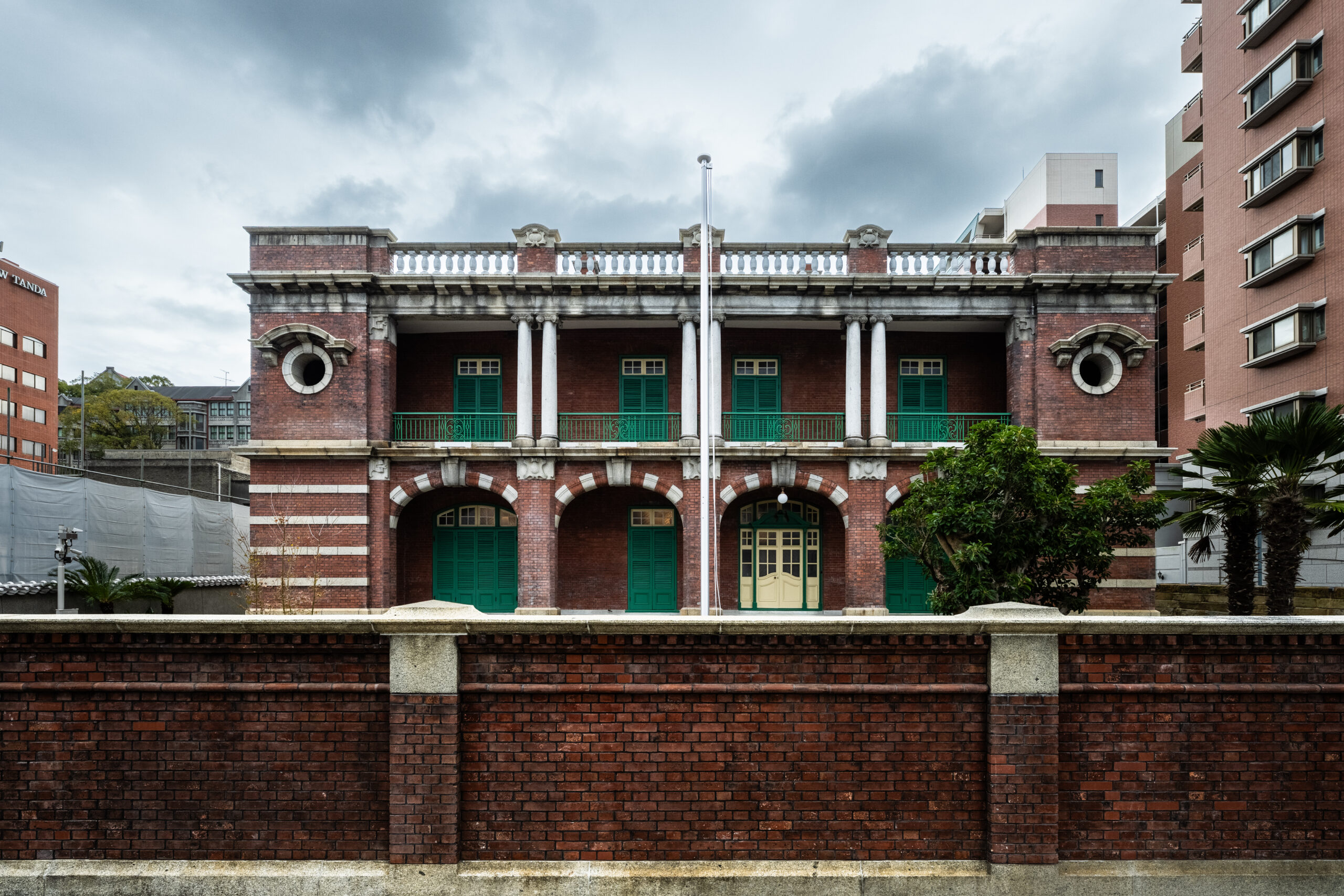 長崎のバンド？　それは レンガ造り、石造りの建物が目立つ、海岸通りのことでした。