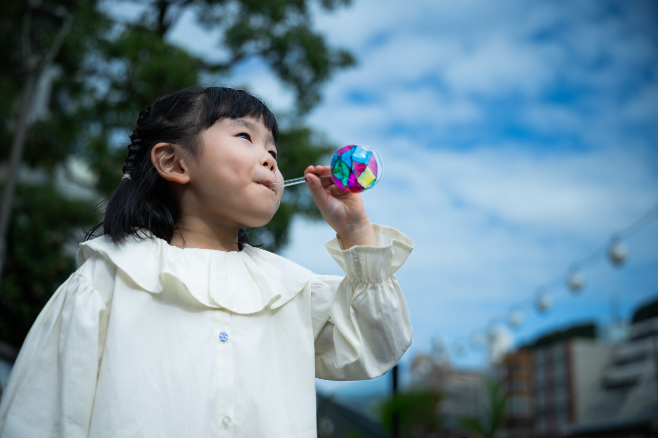 名づけて「ビードロを吹く少女」。歌麿の時代から、いまも 長崎の工芸品です。