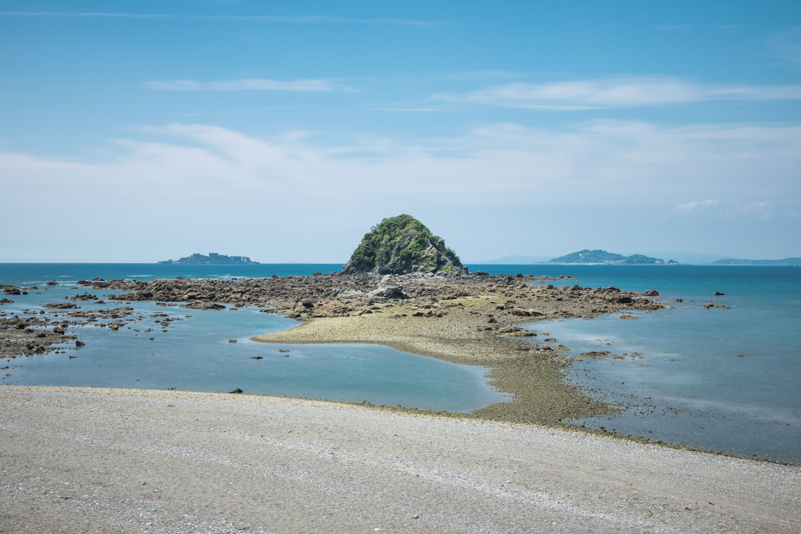干潮の時だけ渡れる島って、どうして渡りたくなるんですかね。