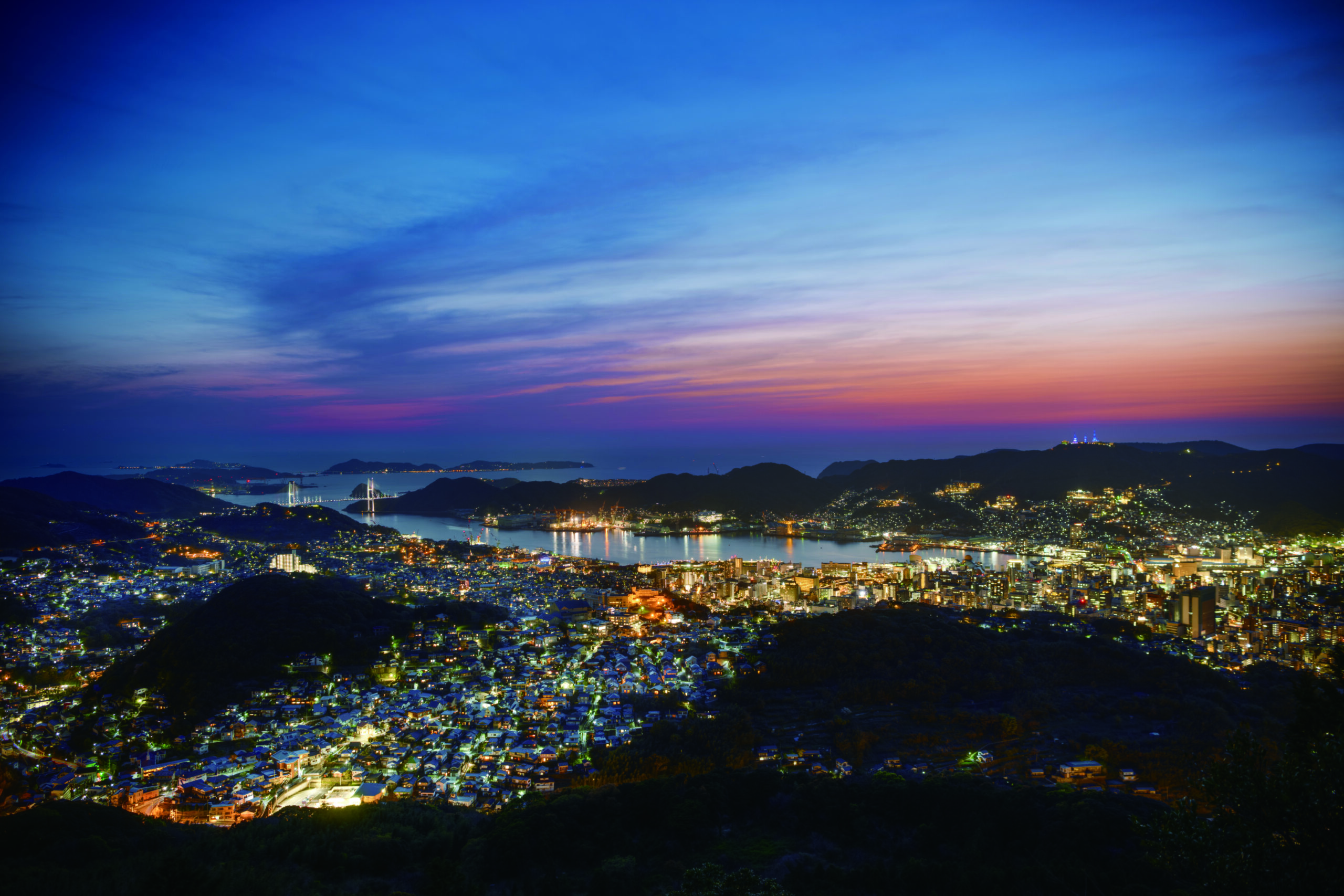 夕日を見たいか。夜景を見たいか。港を見たいか。3つの山から景色が選べます。