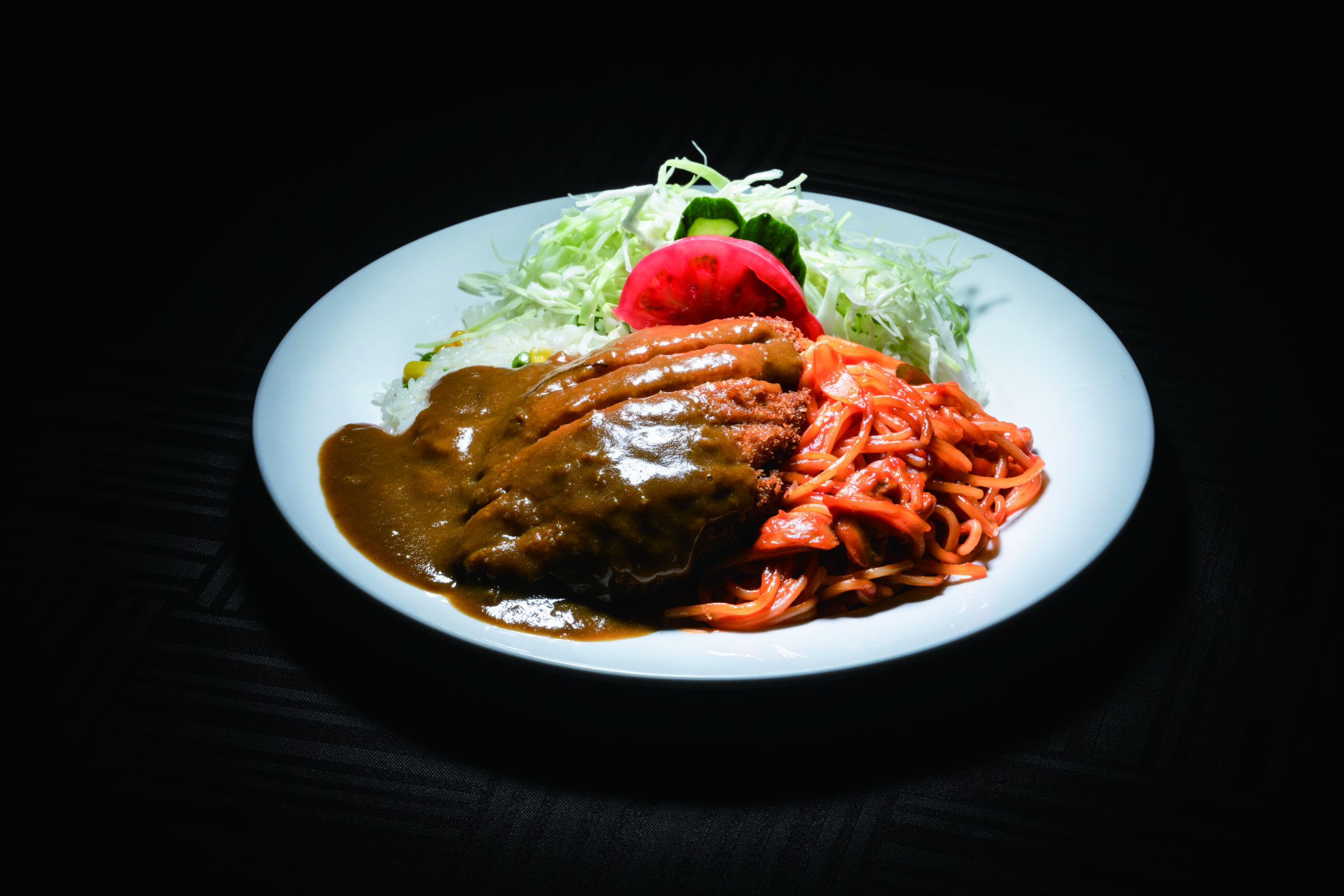 洋食と和食と中華料理が1つの皿に。長崎では皿の上でも文化交流するんですね。