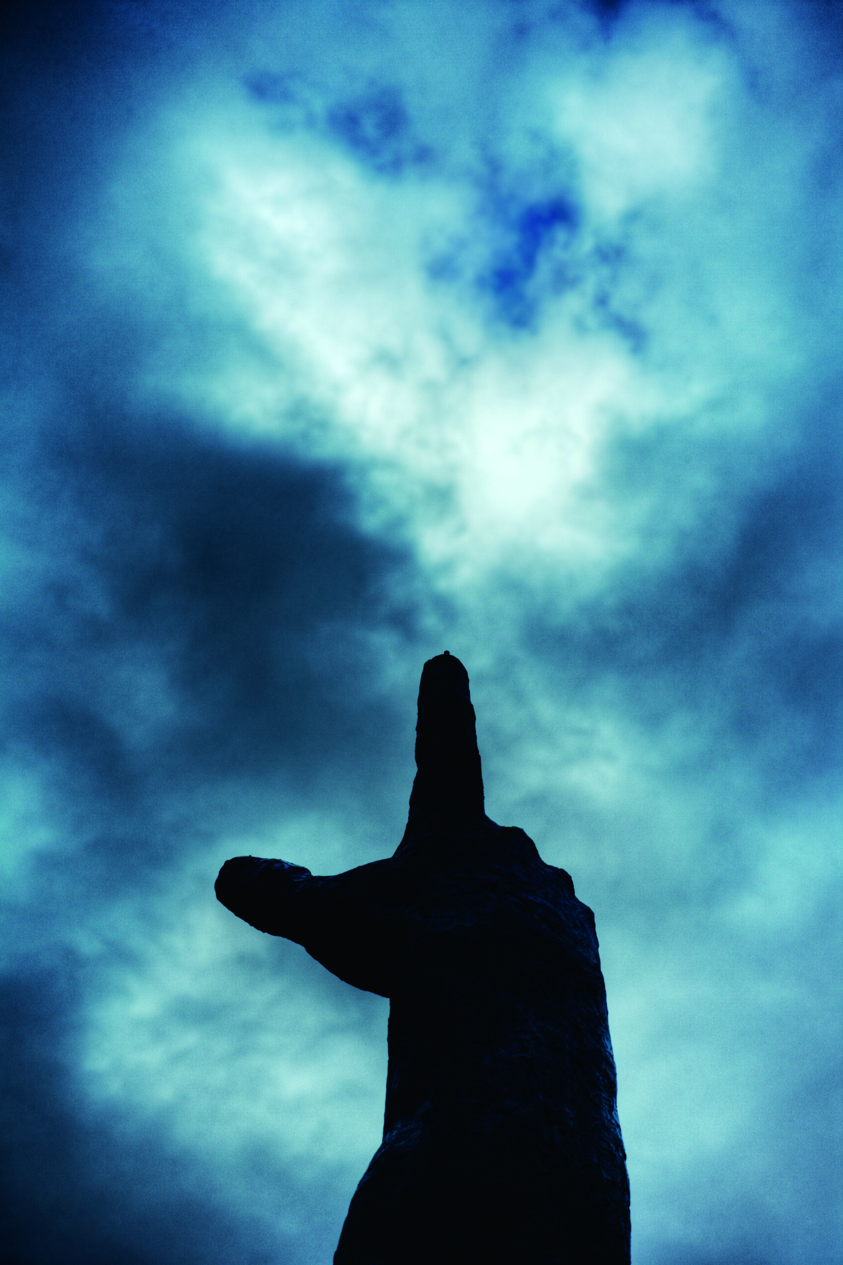 8月9日11時02分。市民はどこにいても黙祷を捧げる。