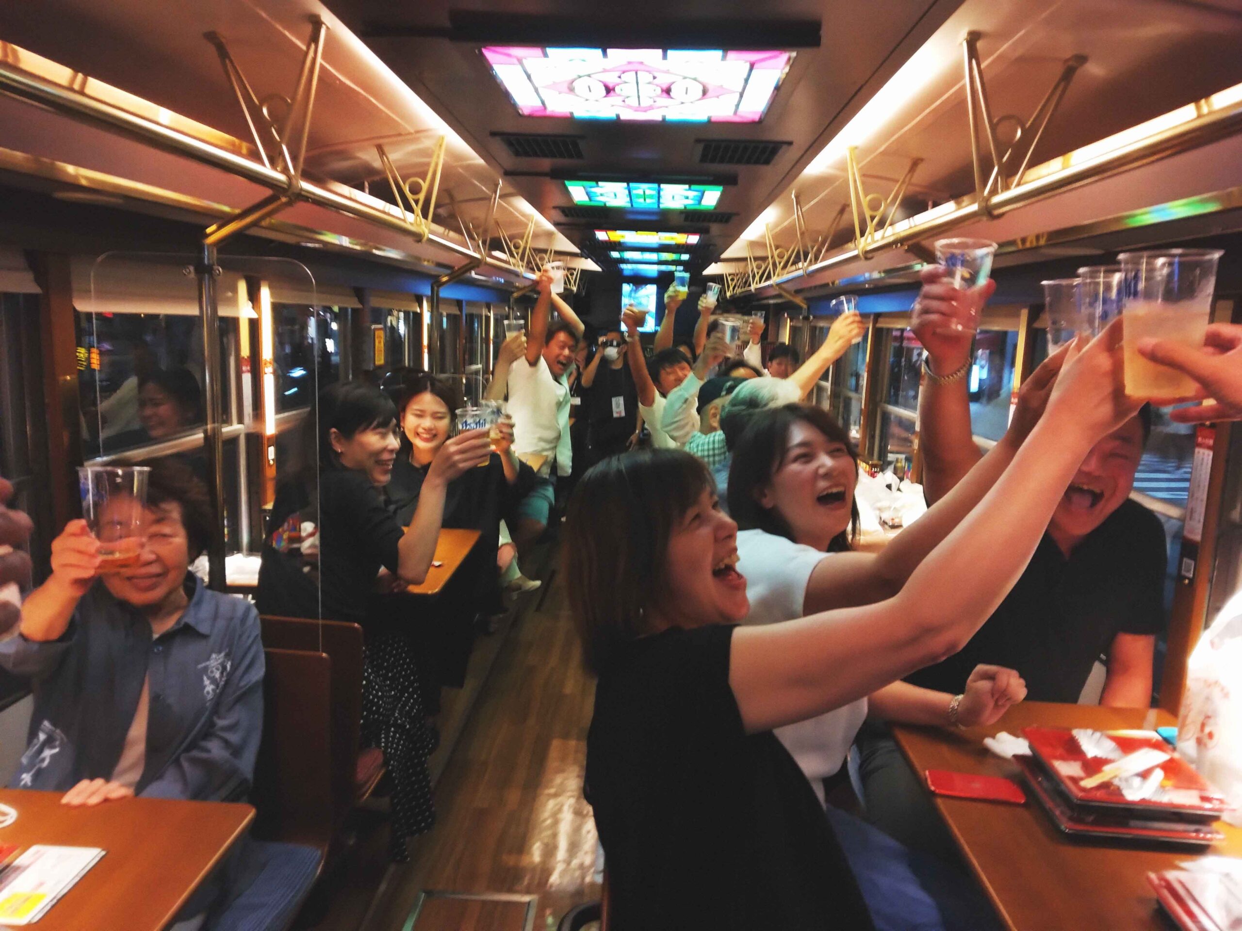 長崎には、お酒を楽しみながら道路の真ん中を走れる夏があります。