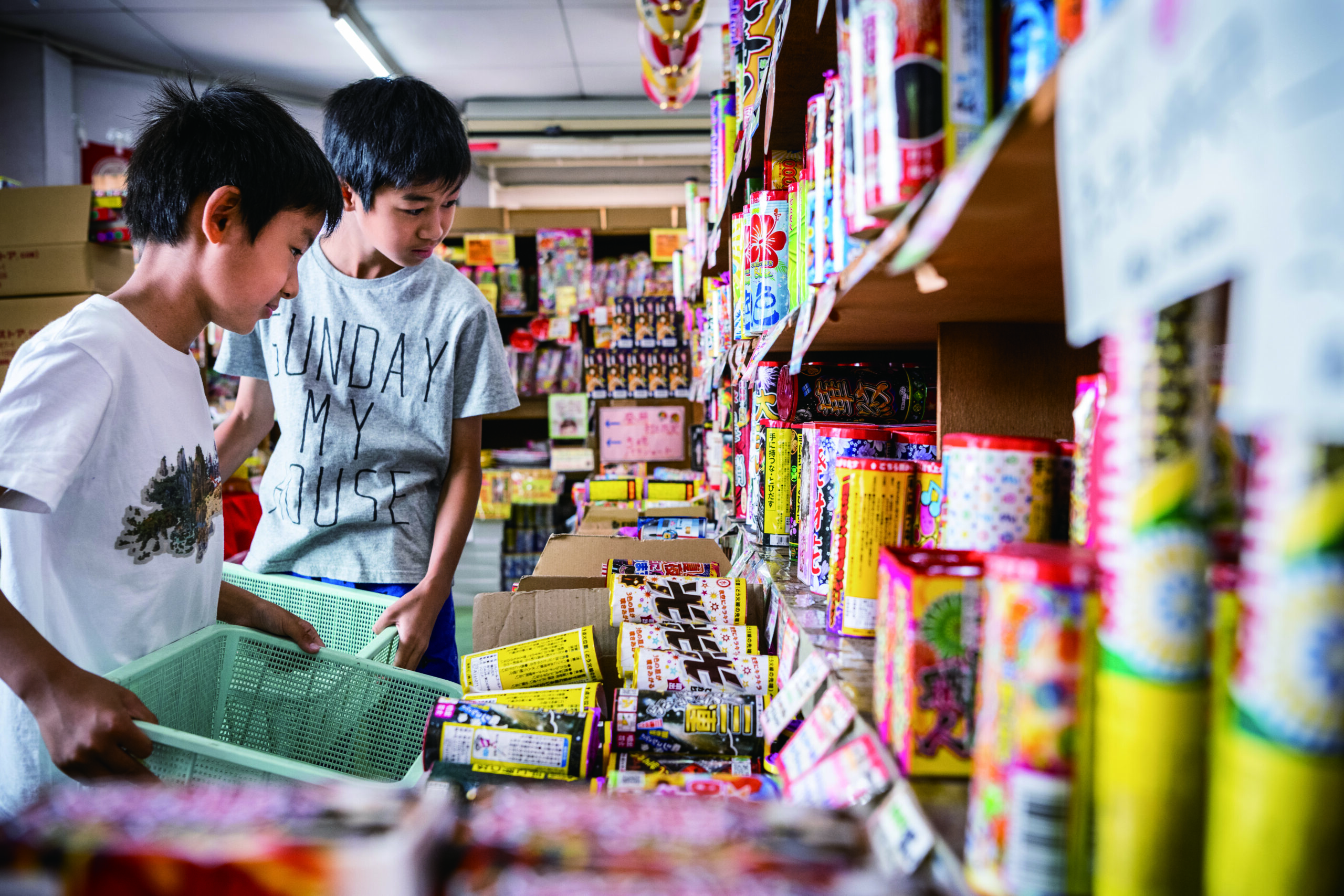 「花火は一人500円までだからね」花火の楽しみは、買う時間から始まる。
