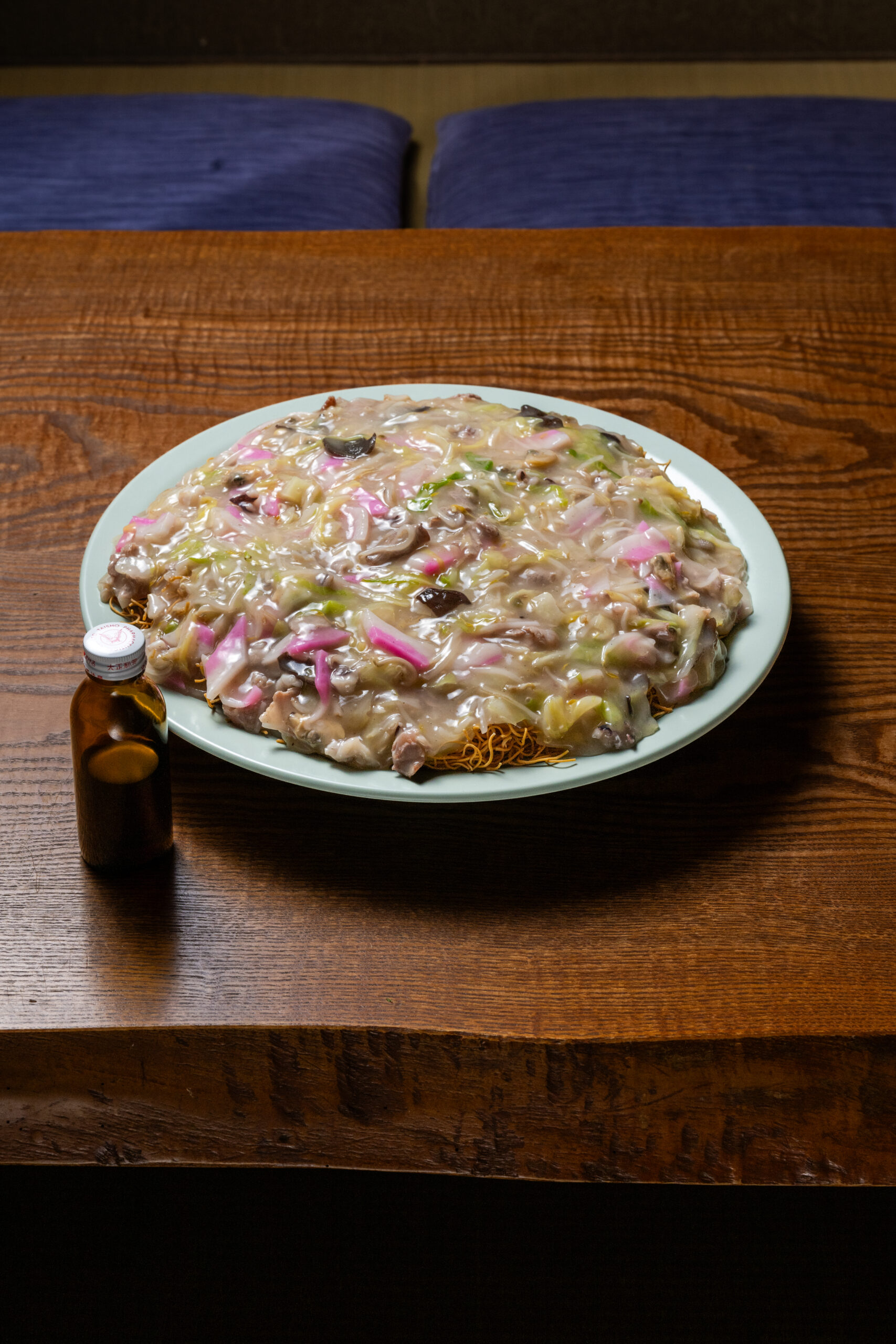 皿うどんの“味変”はウスターソースで。いちど食べたらクセになります。