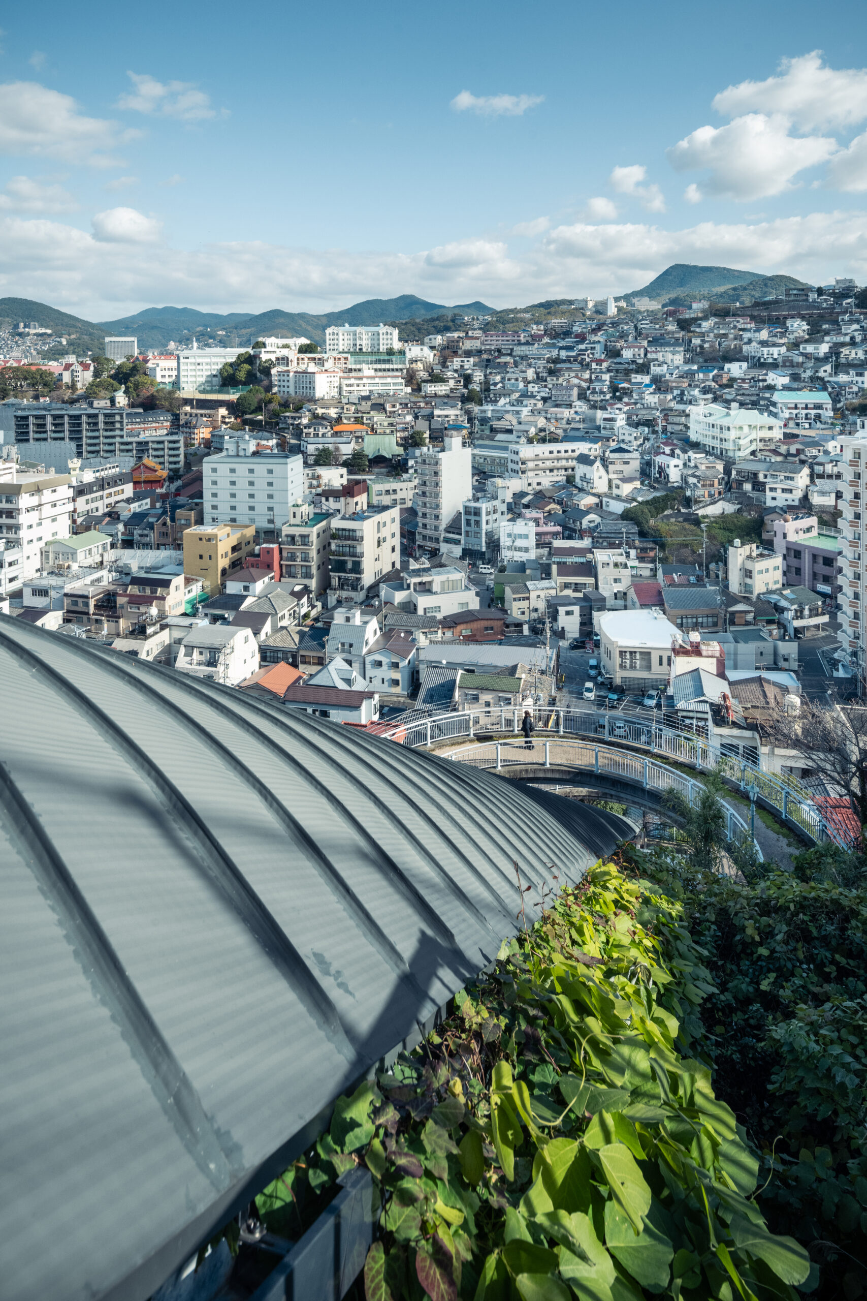 制服、スーツ、エプロン、そして観光客も行きかう、エレベーターの市道です