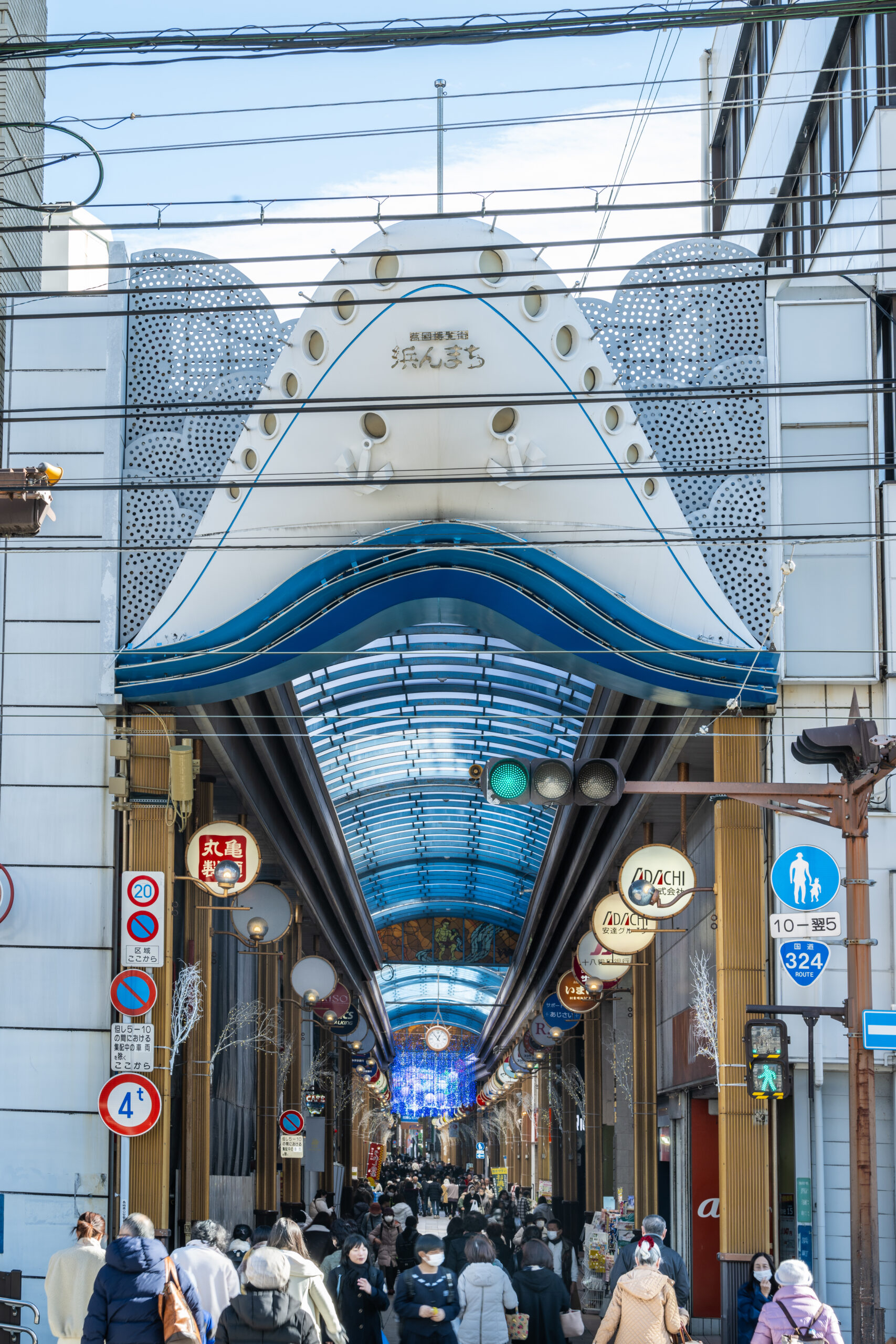 銀ぶらではなく浜ぶら。人どおり賑やかな浜町商店街は、国道 324 号です。